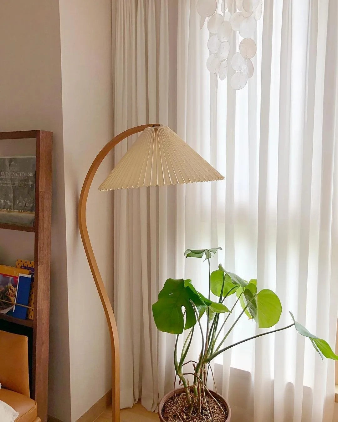 Lampa podłogowa z drewnem bukowym i metalową konstrukcją z gwintem E27