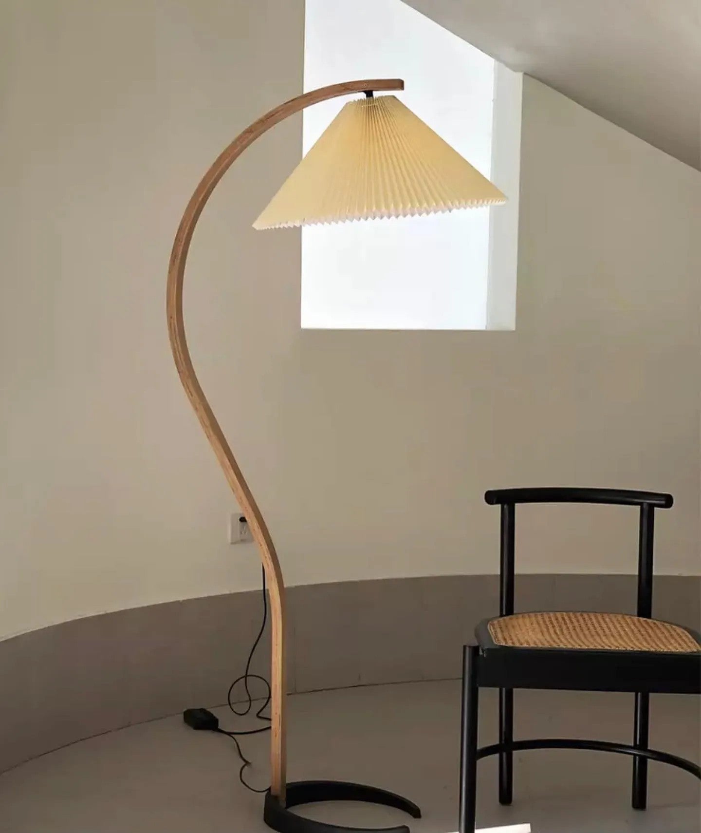 Lampa podłogowa z drewnem bukowym i metalową konstrukcją z gwintem E27