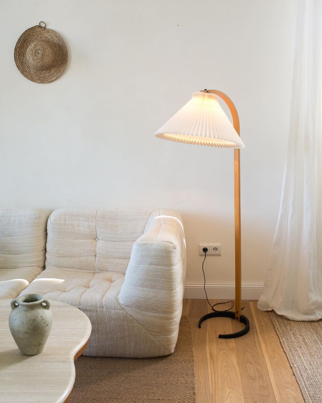 Lampa podłogowa z drewnem bukowym i metalową konstrukcją z gwintem E27