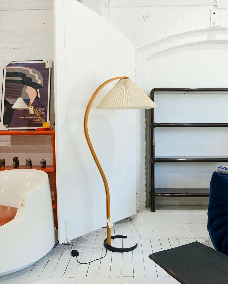 Lampa podłogowa z drewnem bukowym i metalową konstrukcją z gwintem E27