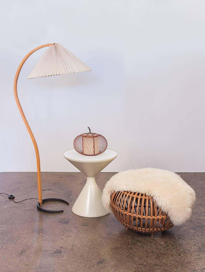 Lampa podłogowa z drewnem bukowym i metalową konstrukcją z gwintem E27