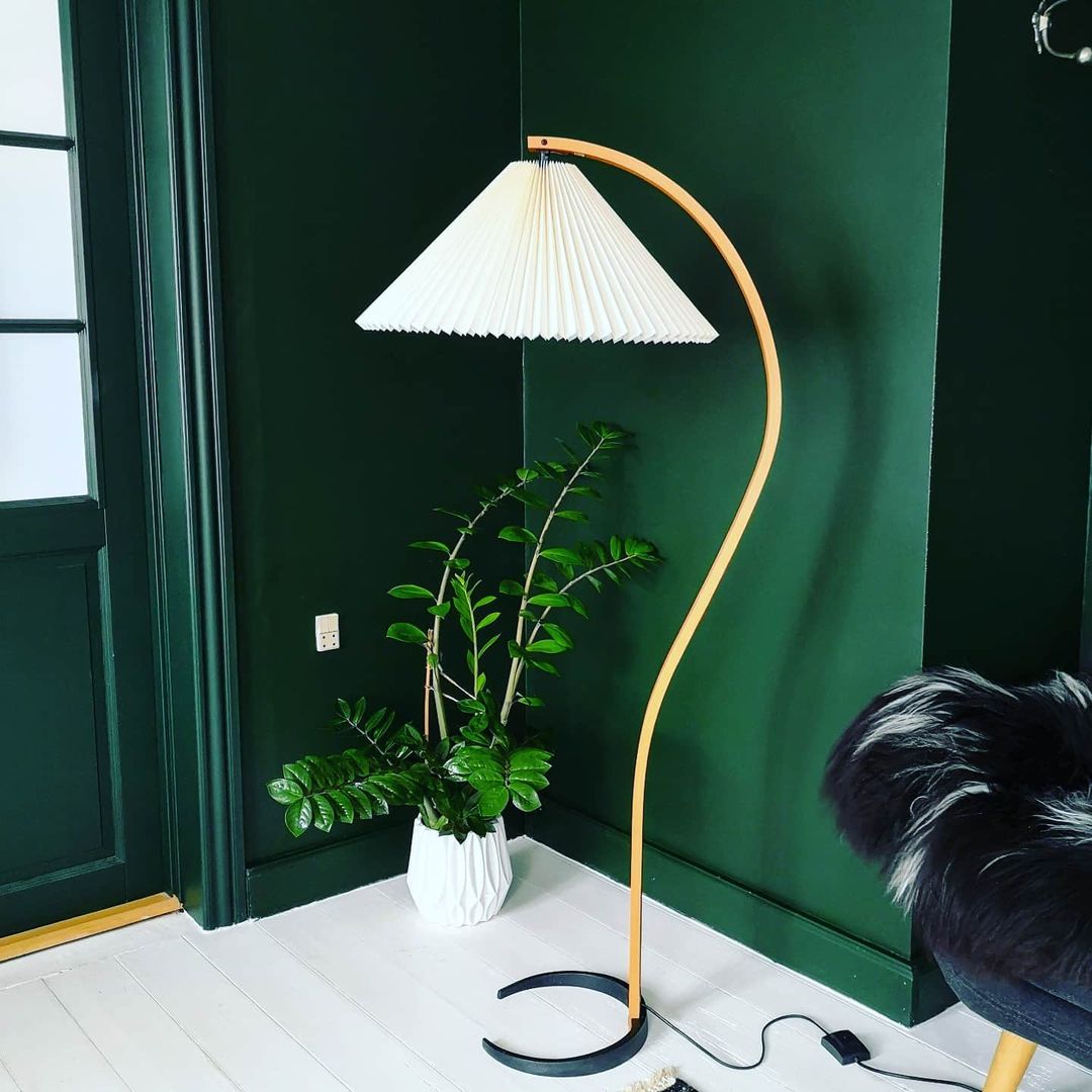 Lampa podłogowa z drewnem bukowym i metalową konstrukcją z gwintem E27