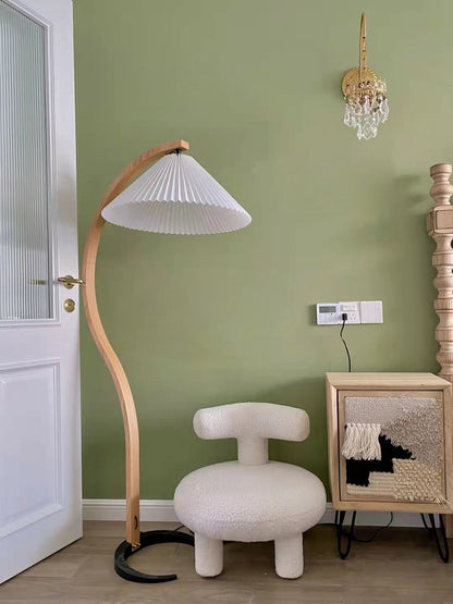 Lampa podłogowa z drewnem bukowym i metalową konstrukcją z gwintem E27