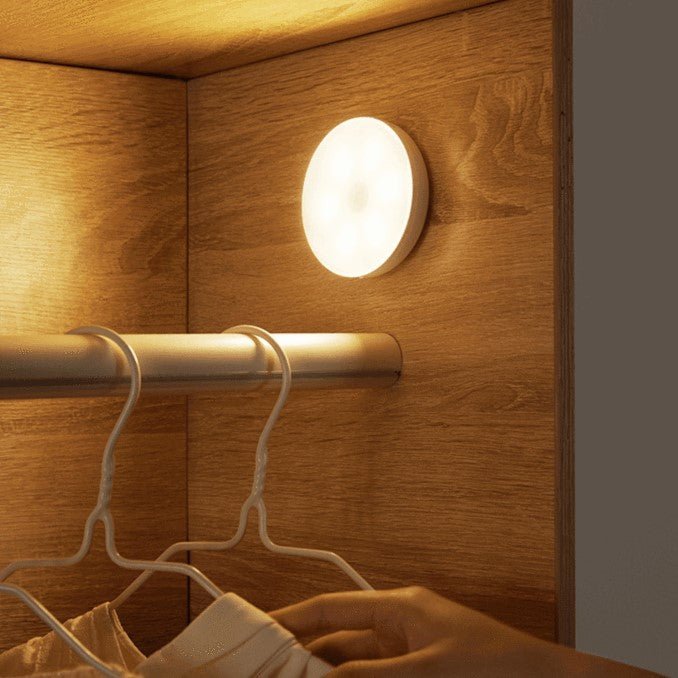 Bezprzewodowa lampka LED z czujnikiem ruchu i montażem magnetycznym