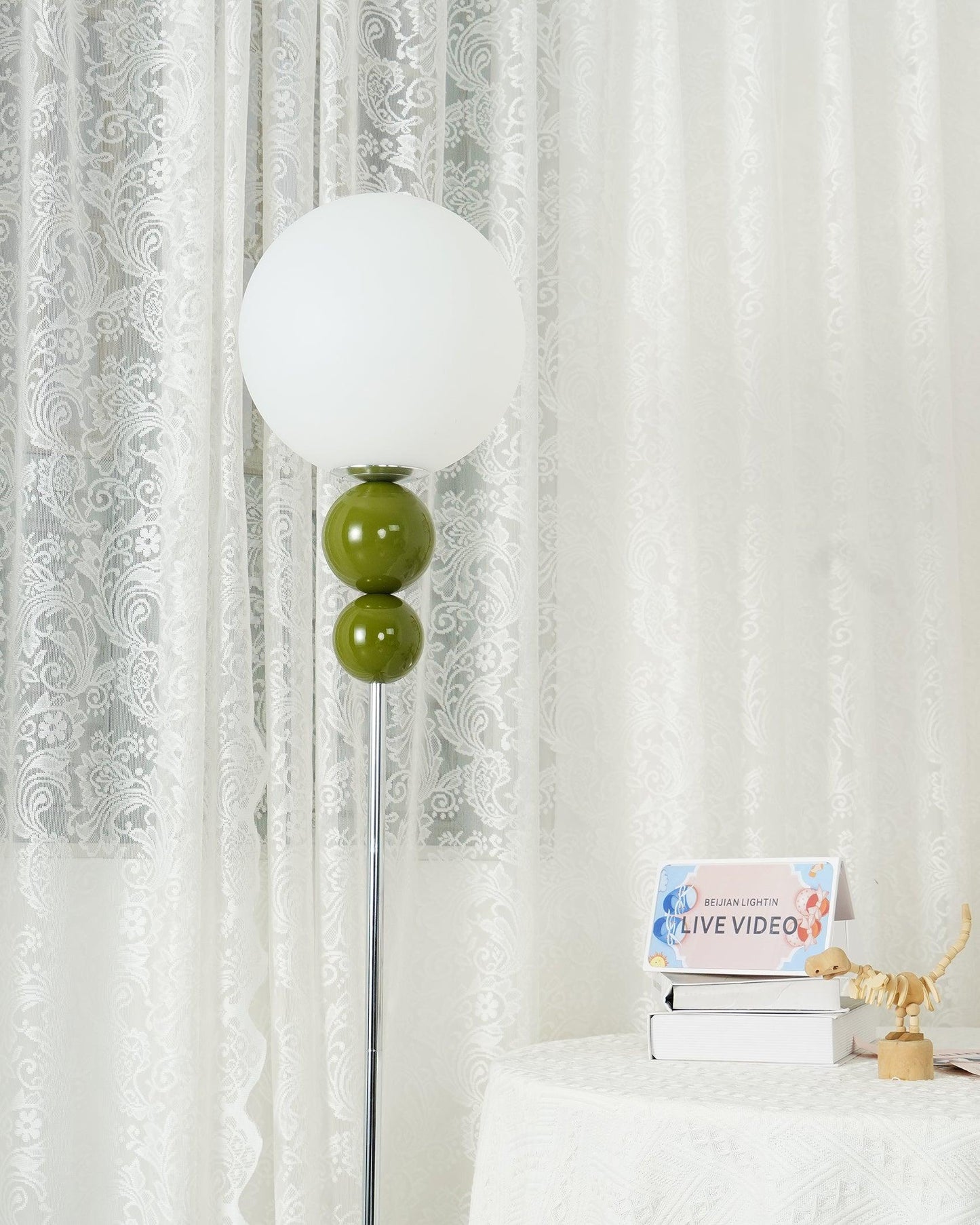 Lampa podłogowa LED E27 metalowo-akrylowa 150 cm z przełącznikiem nożnym