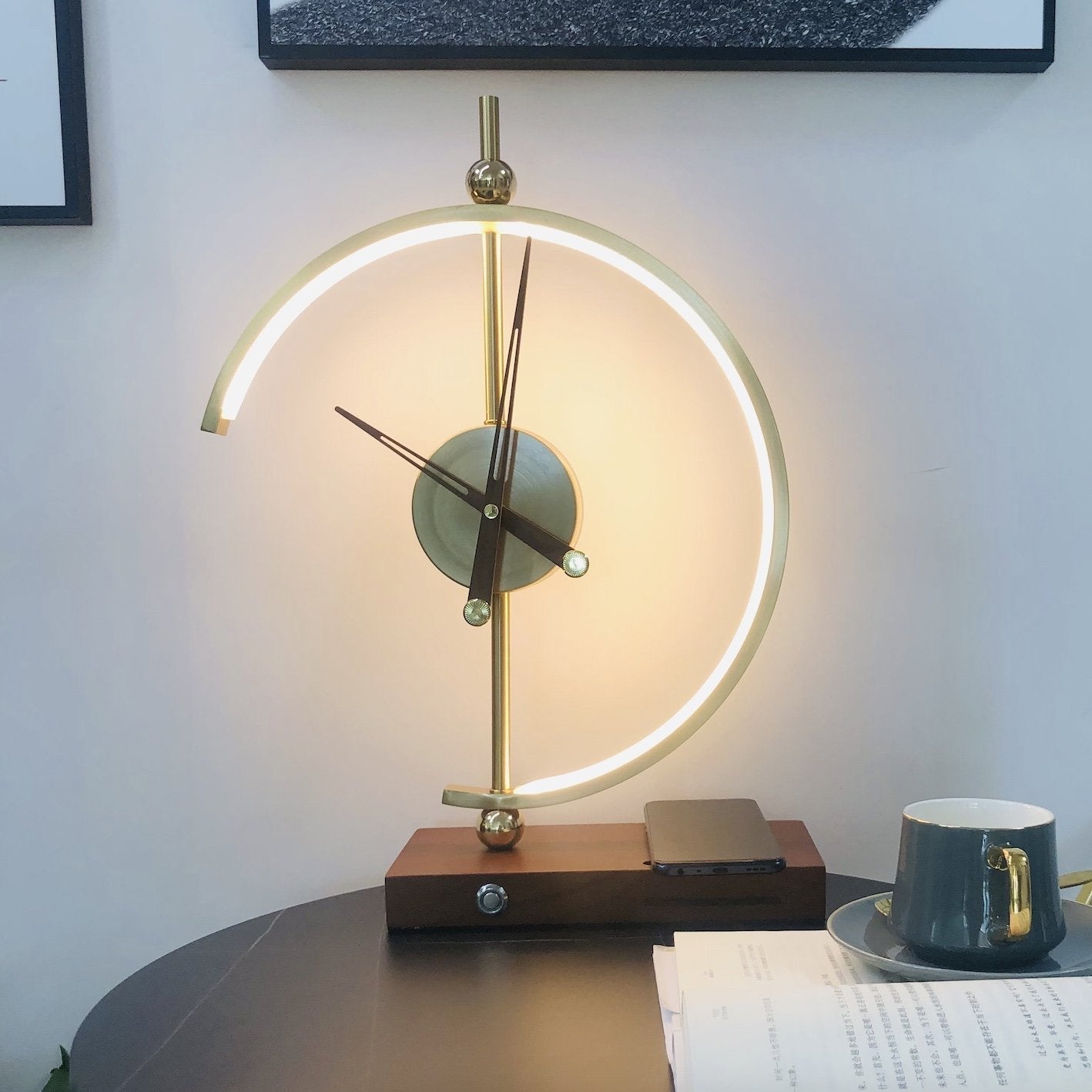 Lampa stołowa LED z ładowaniem bezprzewodowym Qi i wbudowanym zegarem