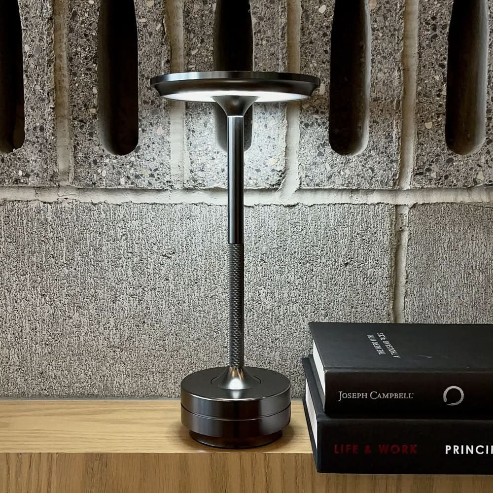 Wireless table lamp with adjustable color temperature
