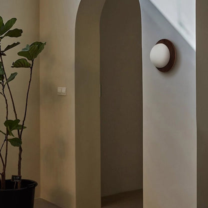 Lampa ścienna z kloszem szklanym i elementami drewnianymi G9 do wnętrz