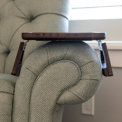 Organizer na podłokietnik sofy z tacką na napoje i przekąski oraz antypoślizgową powierzchnią