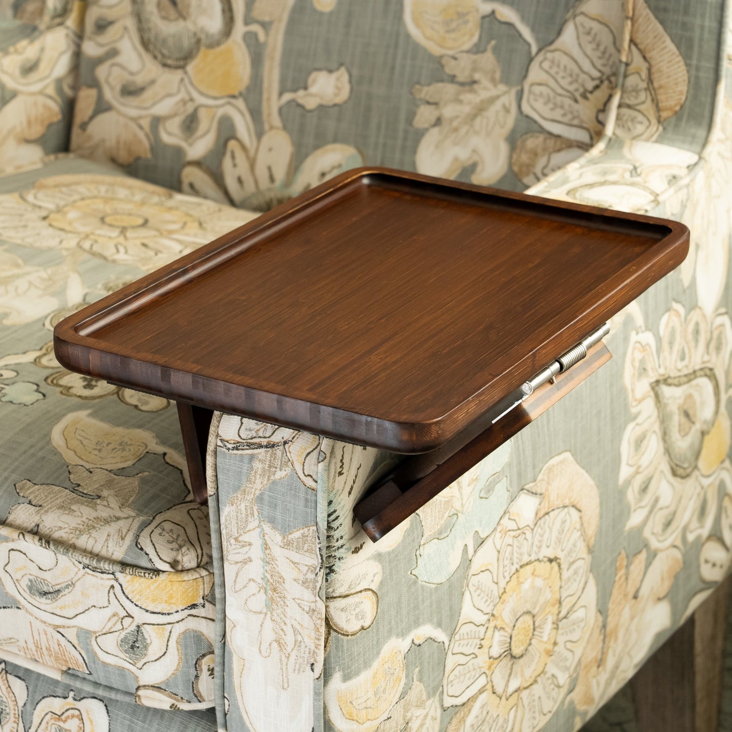 Organizer na podłokietnik sofy z tacką na napoje i przekąski oraz antypoślizgową powierzchnią