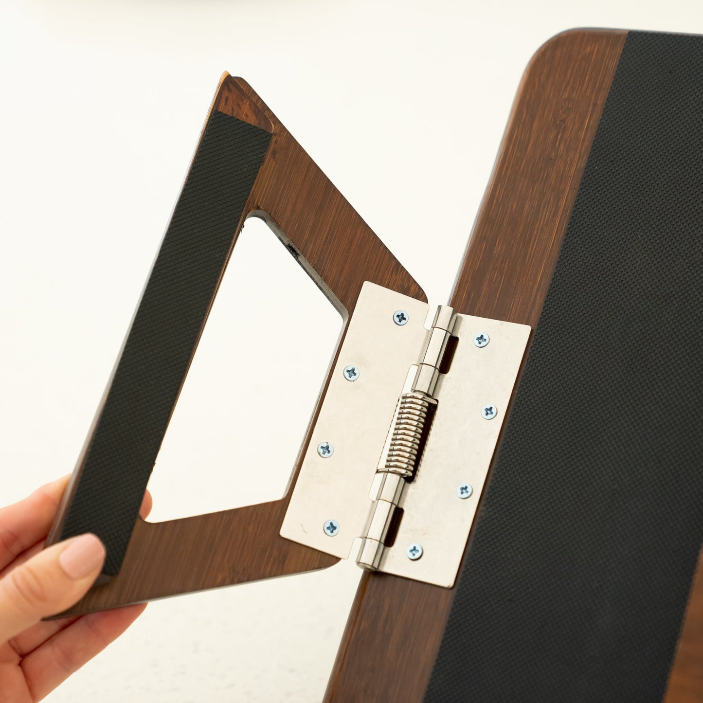 Organizer na podłokietnik sofy z tacką na napoje i przekąski oraz antypoślizgową powierzchnią