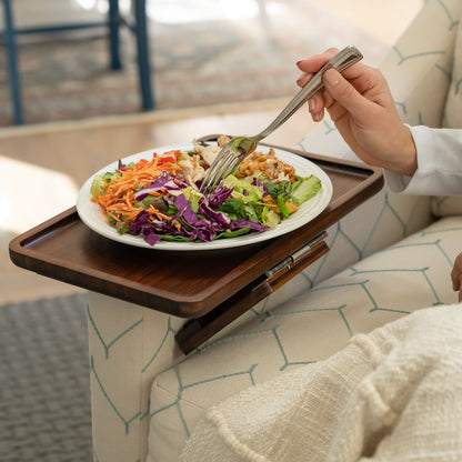 Organizer na podłokietnik sofy z tacką na napoje i przekąski oraz antypoślizgową powierzchnią