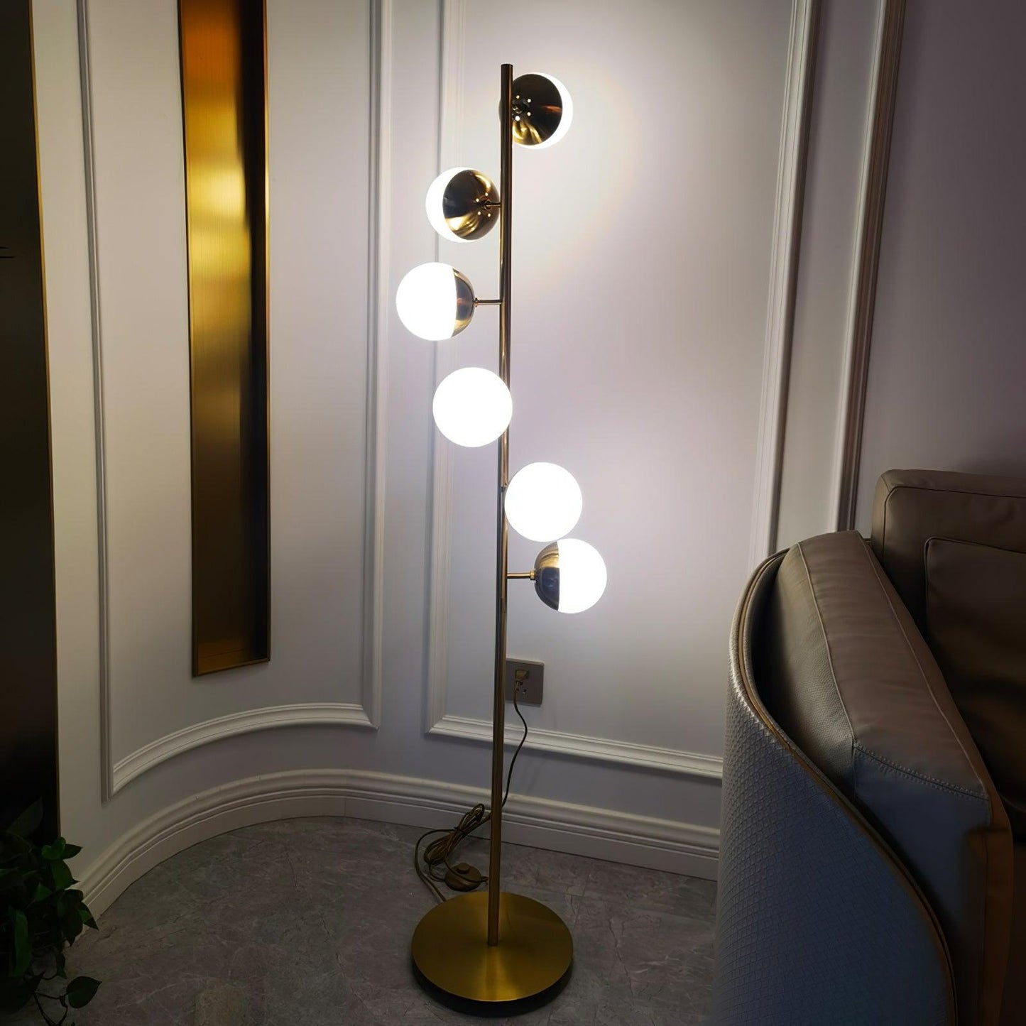 Lampa podłogowa LED z wieloma kloszami szklanymi i metalową podstawą