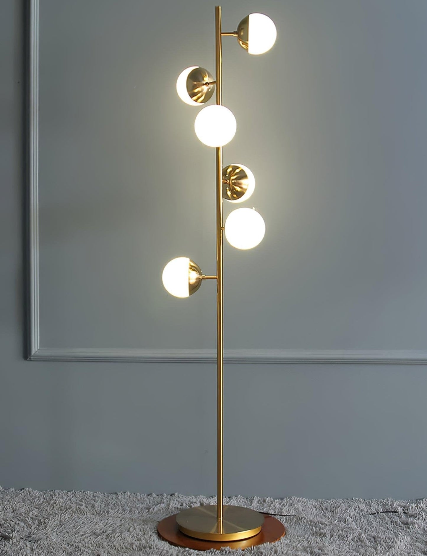 Lampa podłogowa LED z wieloma kloszami szklanymi i metalową podstawą