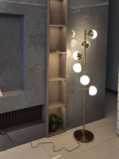 Lampa podłogowa LED z wieloma kloszami szklanymi i metalową podstawą