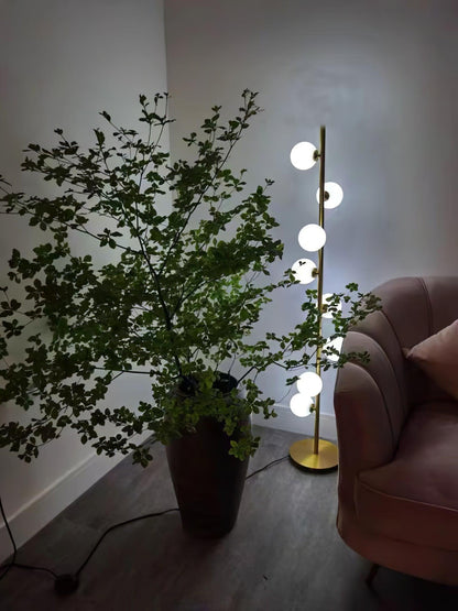 Lampa podłogowa LED z wieloma kloszami szklanymi i metalową podstawą