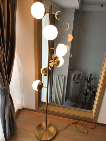 Lampa podłogowa LED z wieloma kloszami szklanymi i metalową podstawą