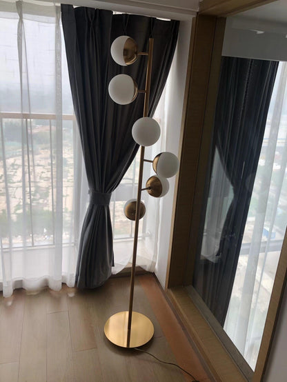 Lampa podłogowa LED z wieloma kloszami szklanymi i metalową podstawą