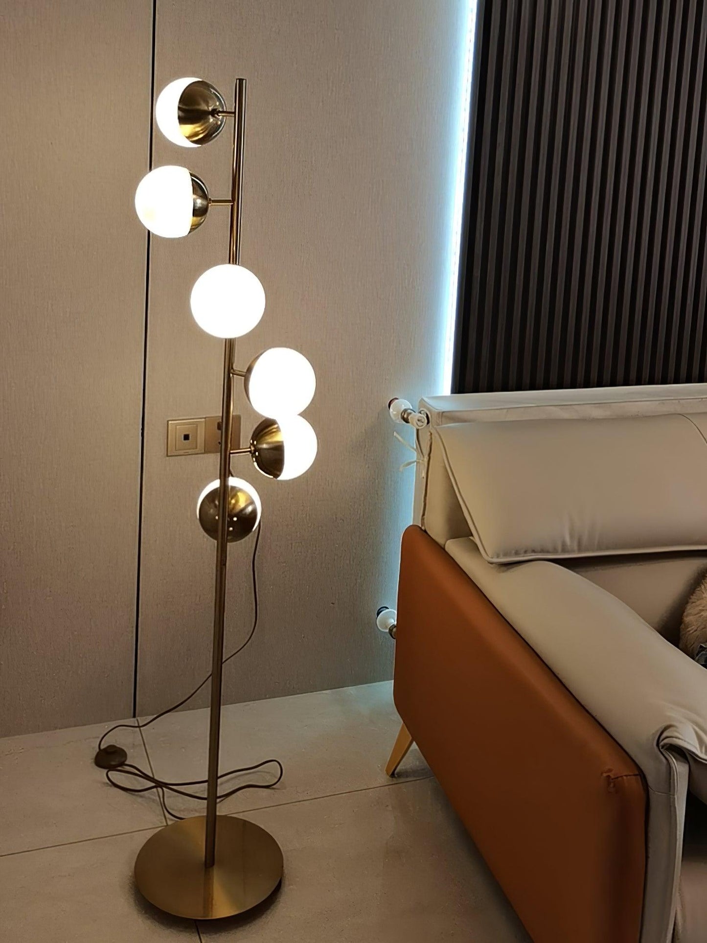 Lampa podłogowa LED z wieloma kloszami szklanymi i metalową podstawą