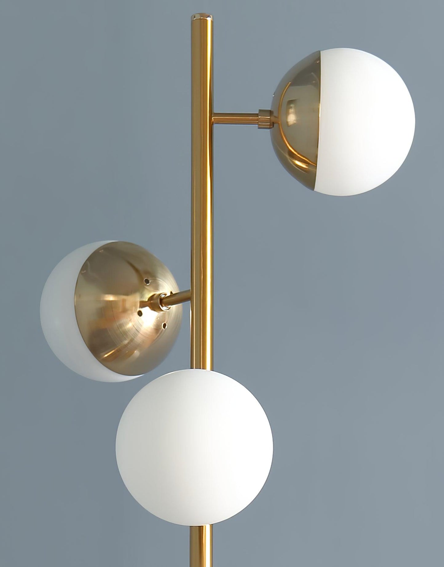 Lampa podłogowa LED z wieloma kloszami szklanymi i metalową podstawą