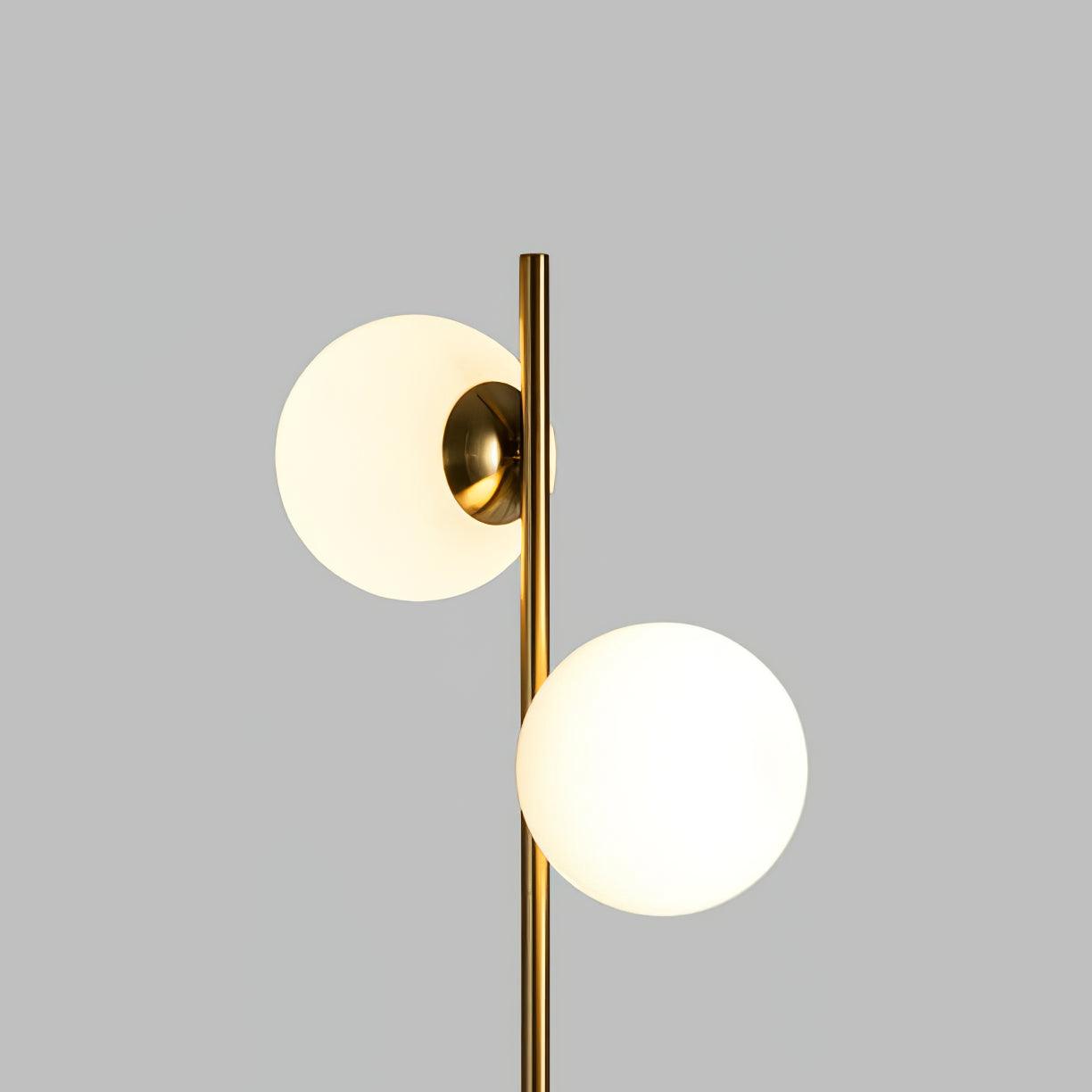 Lampa podłogowa LED z wieloma kloszami szklanymi i metalową podstawą