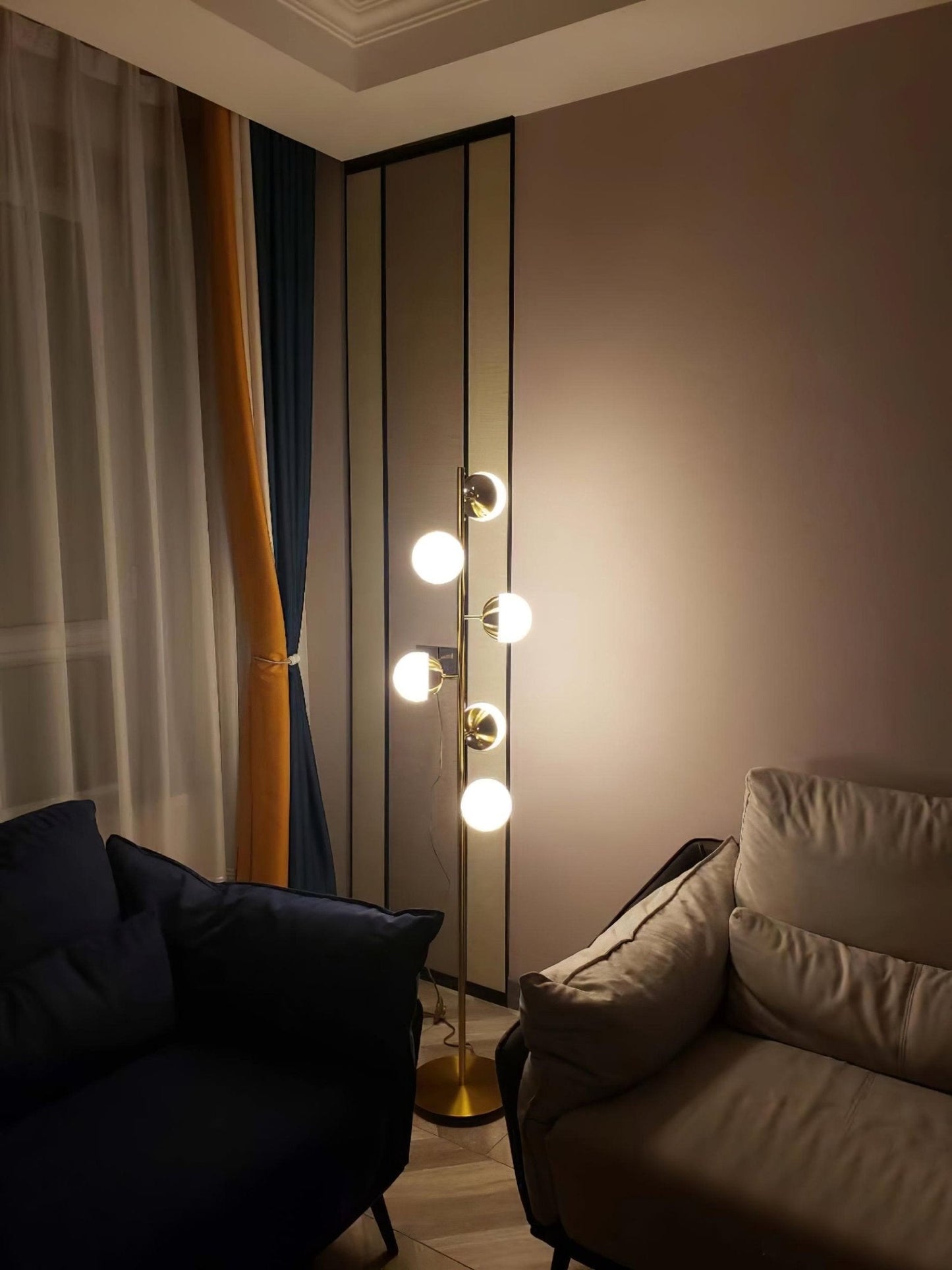 Lampa podłogowa LED z wieloma kloszami szklanymi i metalową podstawą