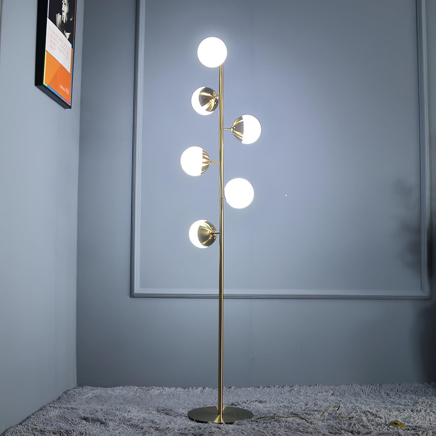 Lampa podłogowa LED z wieloma kloszami szklanymi i metalową podstawą