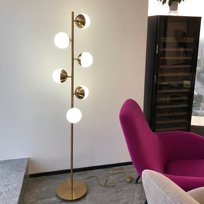 Lampa podłogowa LED z wieloma kloszami szklanymi i metalową podstawą