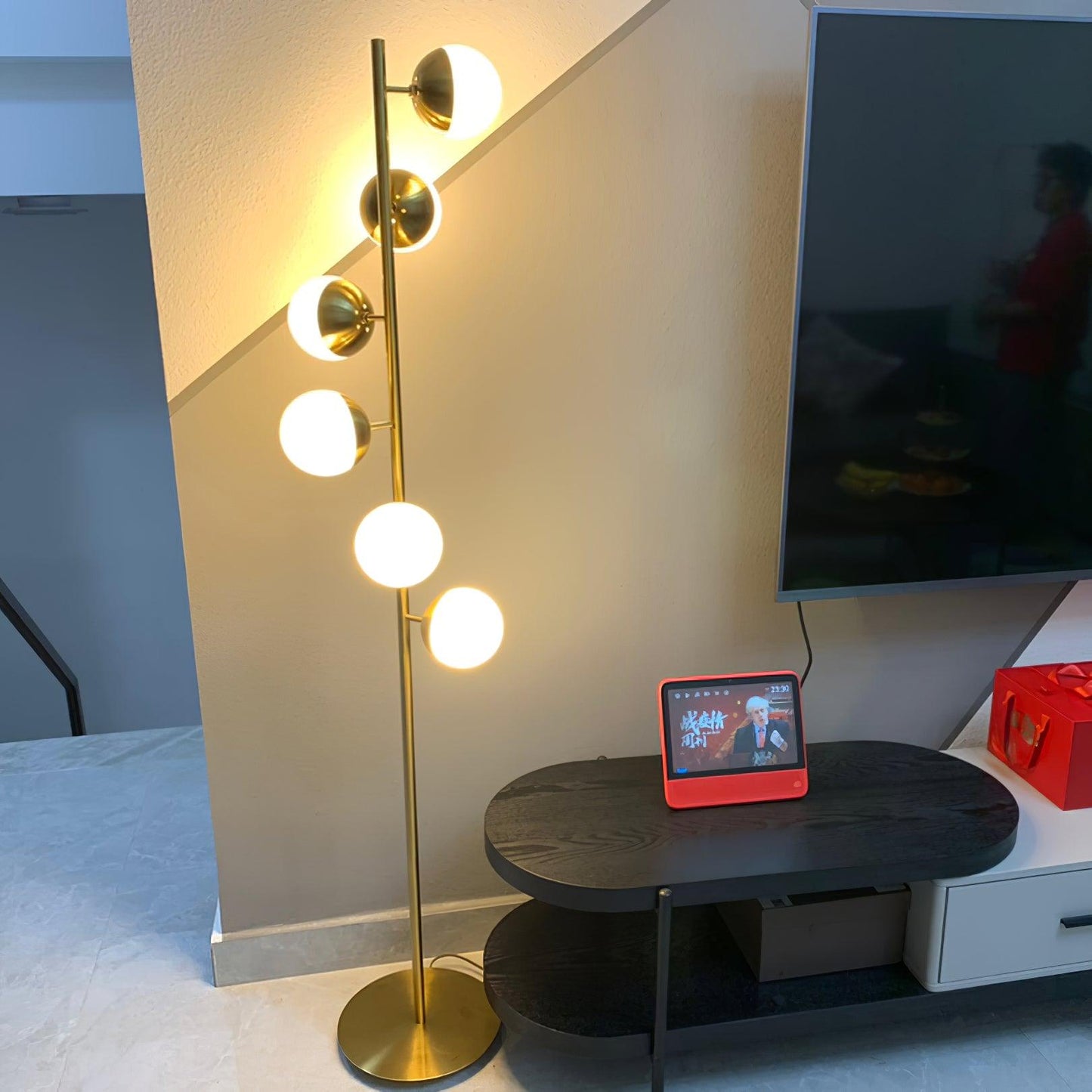 Lampa podłogowa LED z wieloma kloszami szklanymi i metalową podstawą