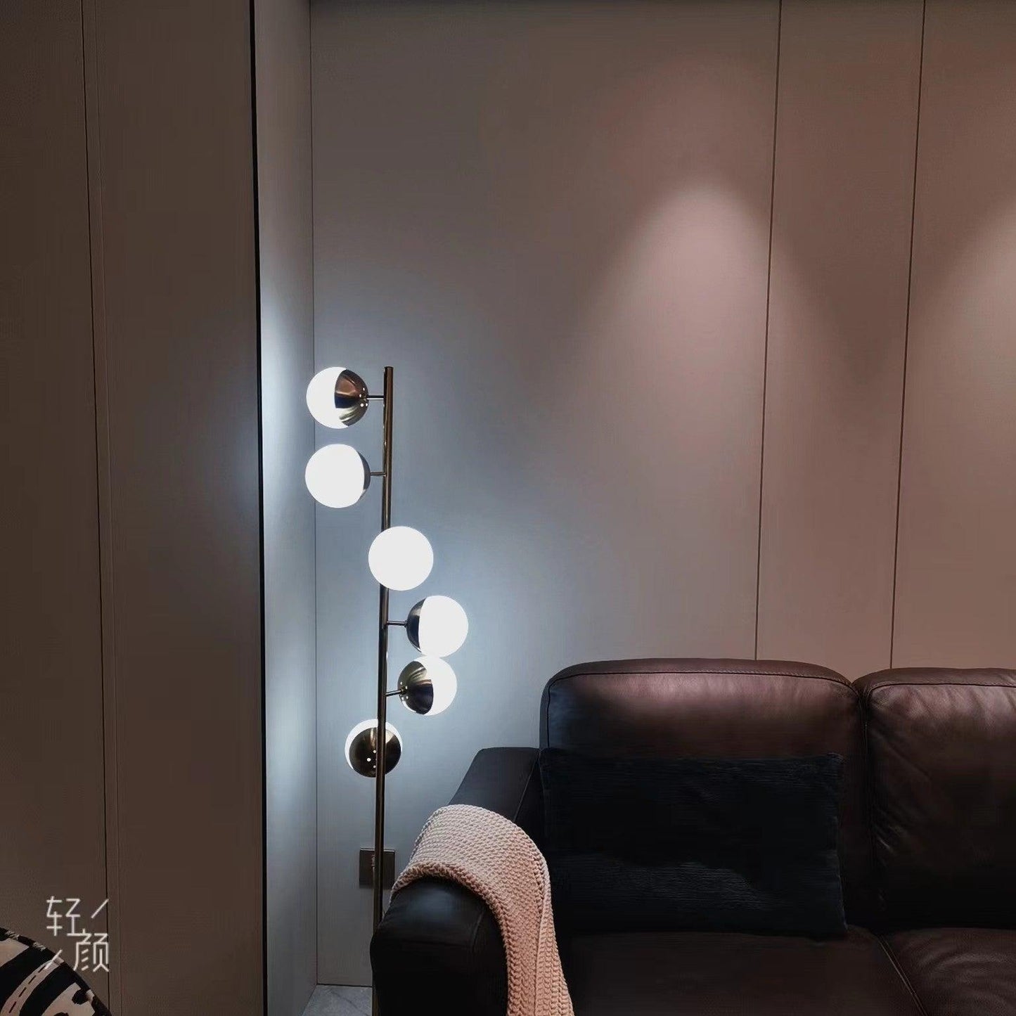 Lampa podłogowa LED z wieloma kloszami szklanymi i metalową podstawą