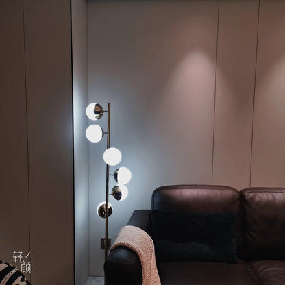 Lampa podłogowa LED z wieloma kloszami szklanymi i metalową podstawą