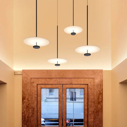 Wisząca lampa sufitowa w kształcie pierścienia do wnętrz mieszkalnych