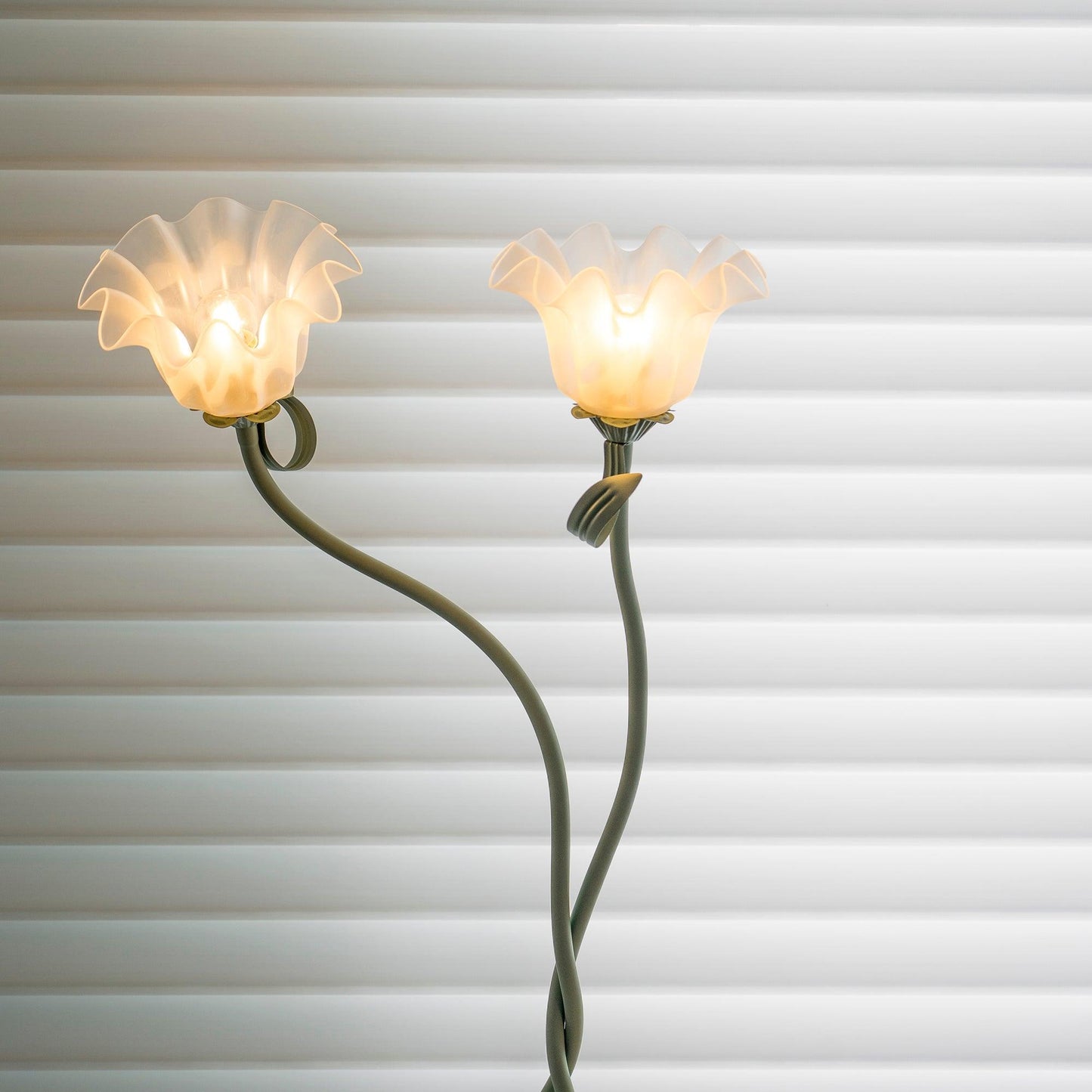 Lampa podłogowa LED E27 z motywem kwiatowym 2–3 punkty świetlne do salonu