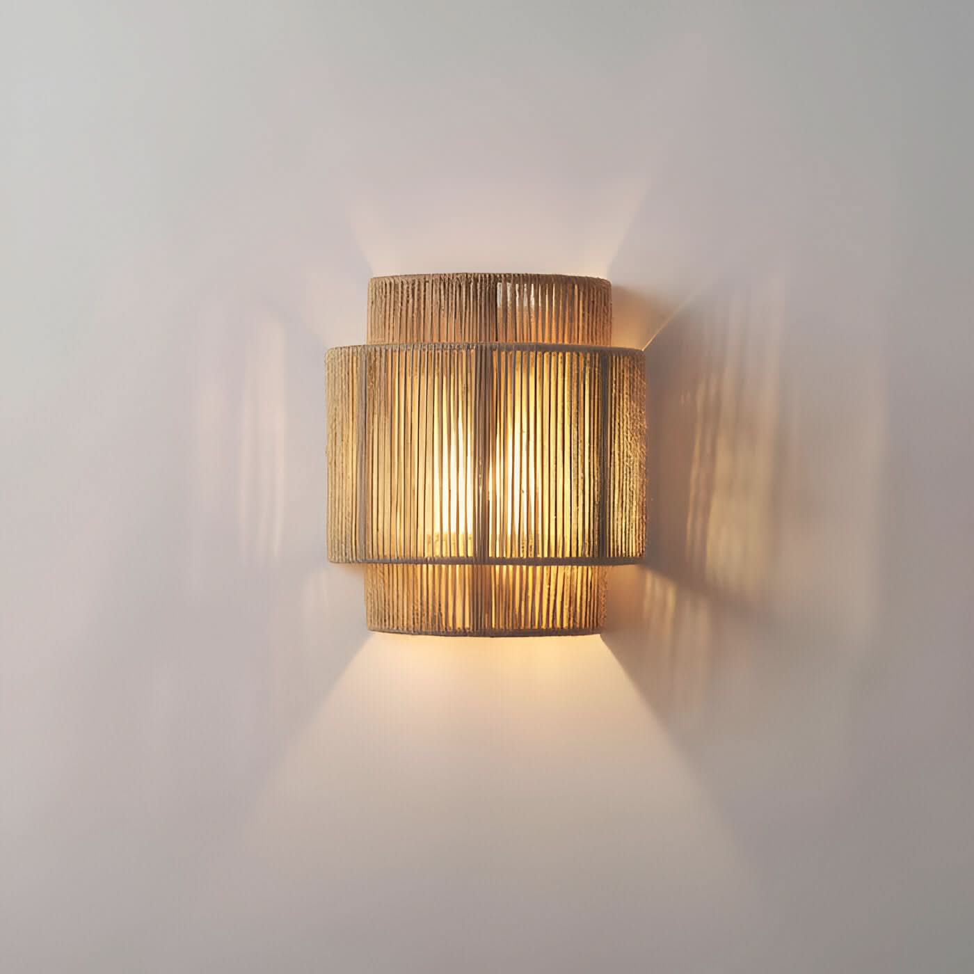 Nástěnná lampa s pleteným stínidlem
