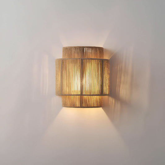 Lampa ścienna z plecionym kloszem