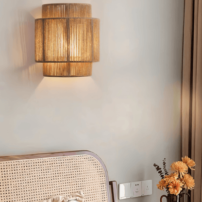 Nástěnná lampa s pleteným stínidlem