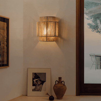 Nástěnná lampa s pleteným stínidlem