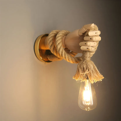 Lampa ścienna z drewnem i sznurem konopnym