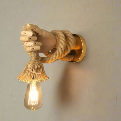 Lampa ścienna z drewnem i sznurem konopnym