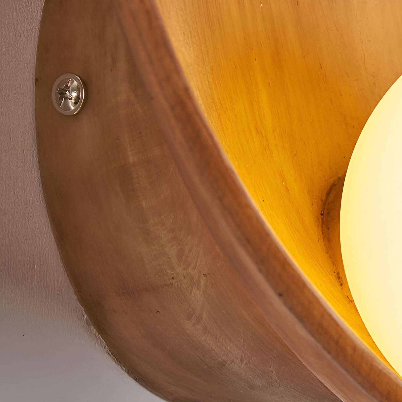 Lampa ścienna o zaokrąglonej formie