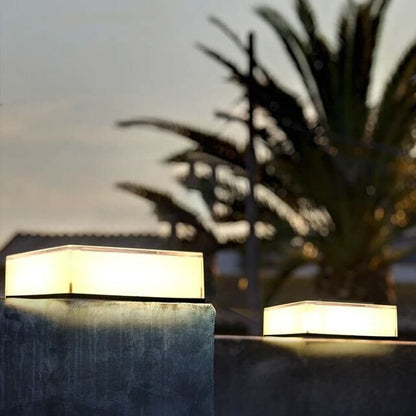 Solarna lampa LED do użytku zewnętrznego z czujnikiem zmierzchu i obudową IP65
