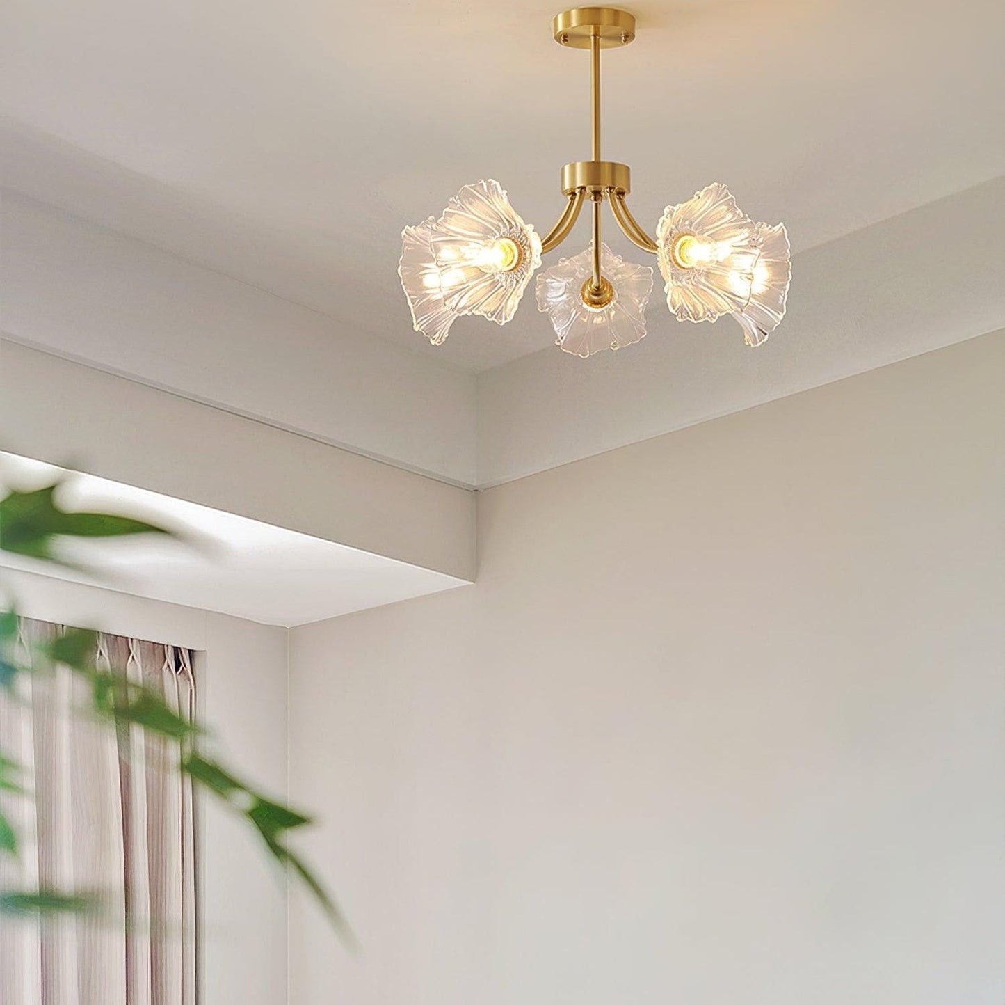 Żyrandol sufitowy E27 ze szklanymi kloszami i metalową konstrukcją do wnętrz