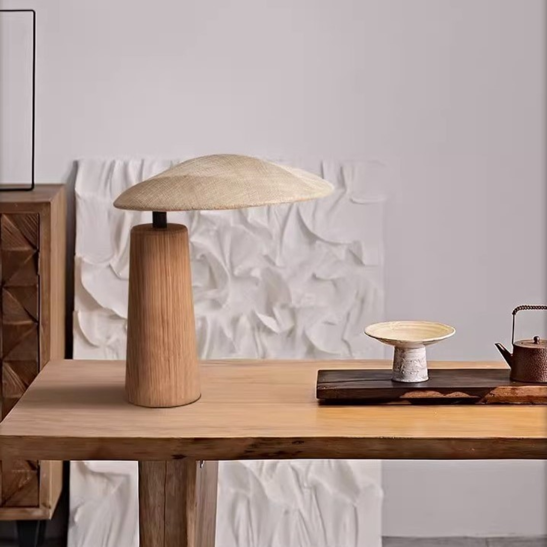 Dřevěná stolní lampa
