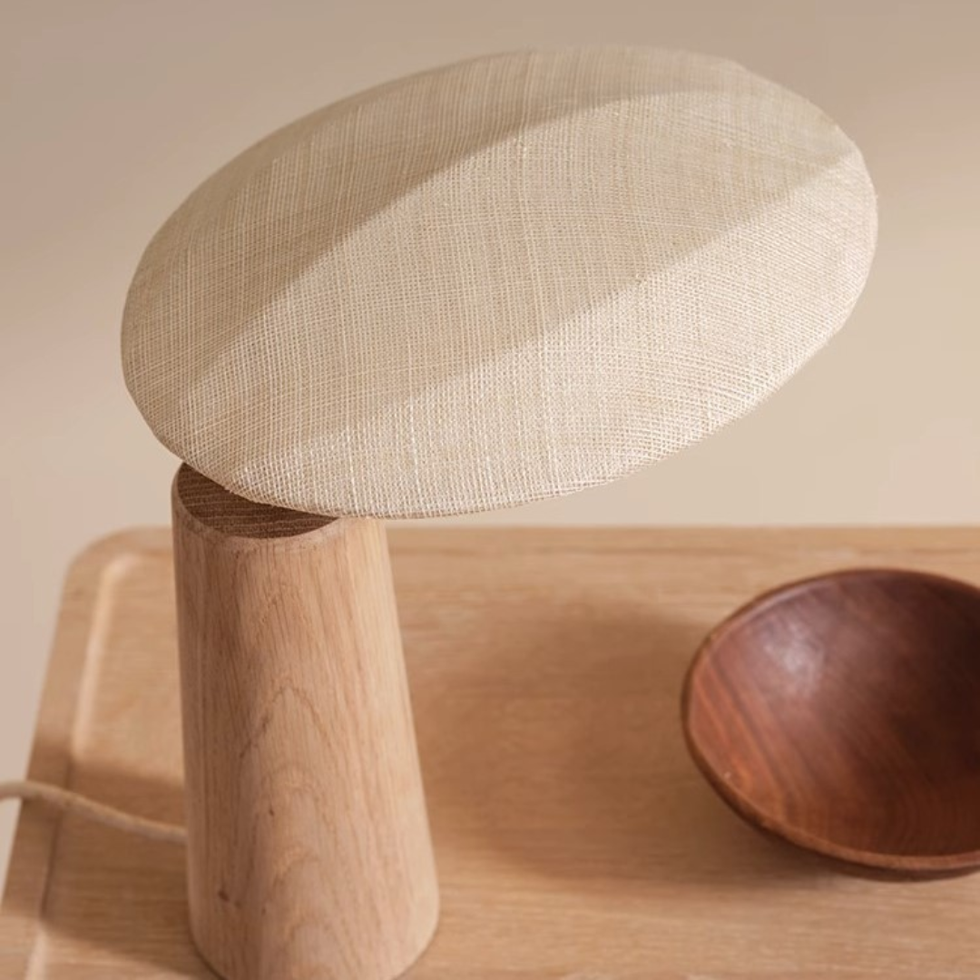 Dřevěná stolní lampa