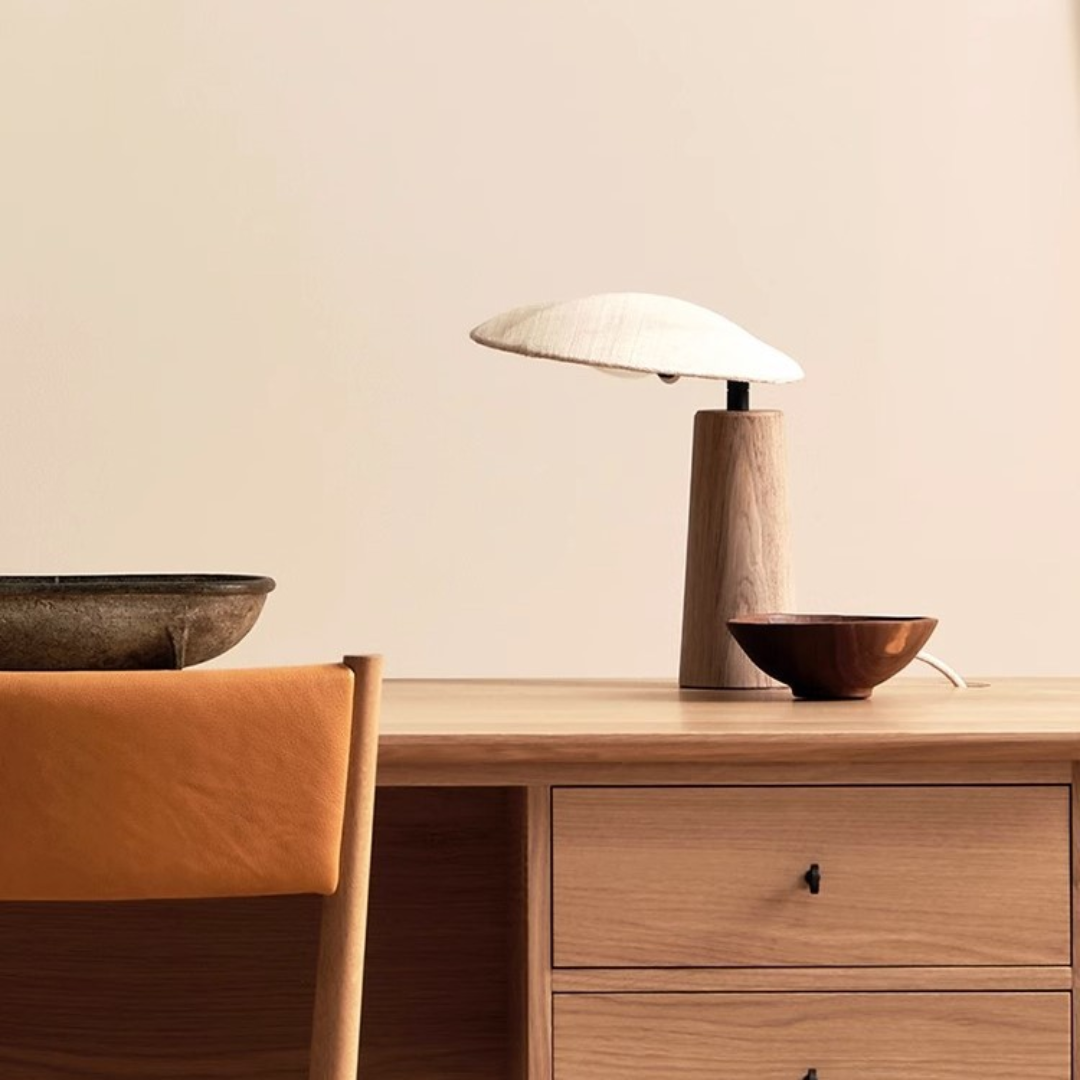 Dřevěná stolní lampa