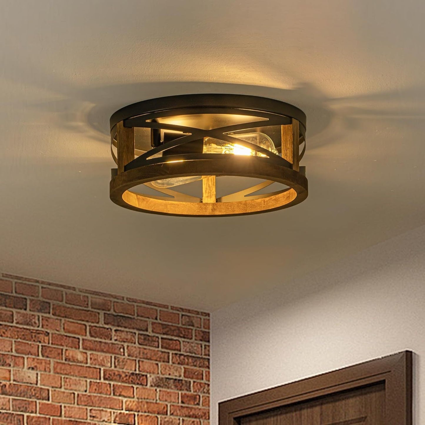 Plafonnier à cadre noir avec décor bois
