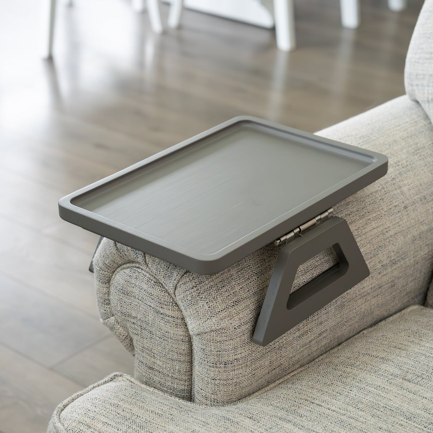 Organizer na podłokietnik sofy z tacką na napoje i przekąski oraz antypoślizgową powierzchnią