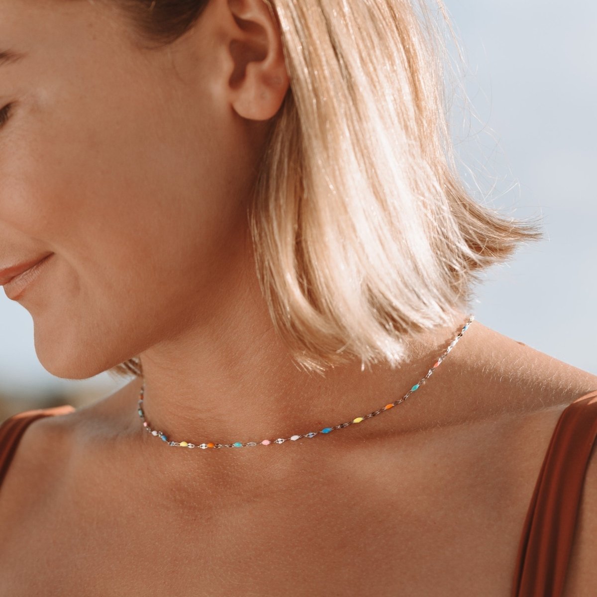 Kolorowy Naszyjnik Choker z Regulowaną Długością i Ozdobnymi Koralikami