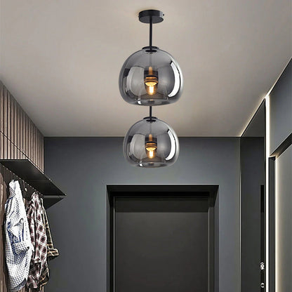Stropní lampa ze skleněné koule