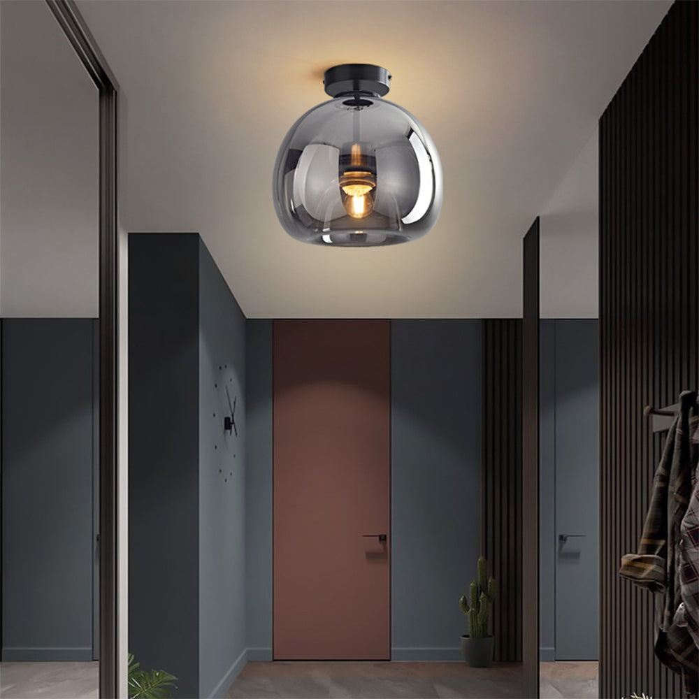 Stropní lampa ze skleněné koule